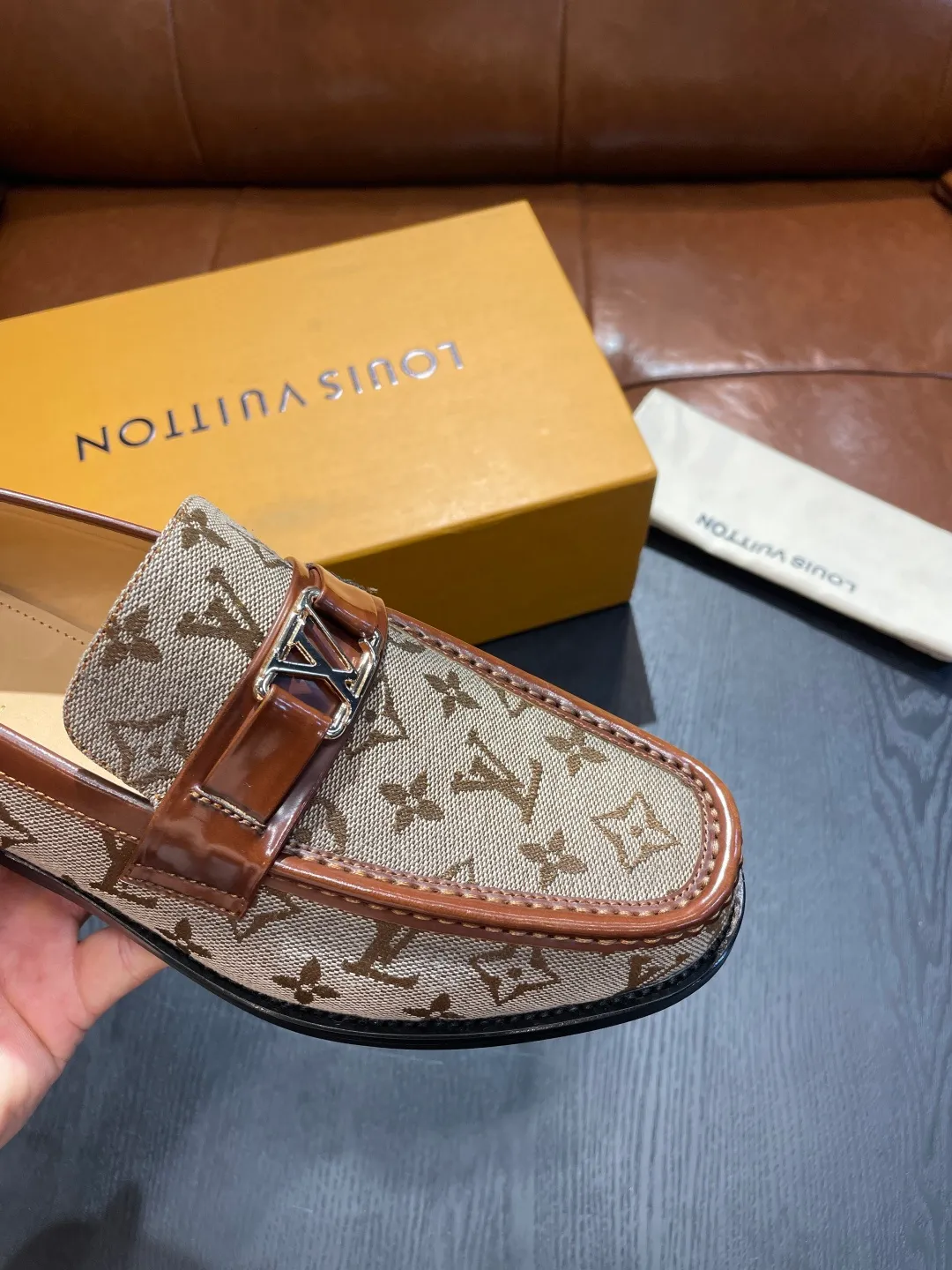 [LV] Leather shoes - High-end quality - Upper: 🔝Tumbled cowhide, Nappa cowhide, brand logo sewn on the shoe body - Inner: cowhide, foot pad; water-dyed cowhide - Outsole: T men's shoes 💰R·Rubber foam; two-color molded outsole -Super high quality control·Fine workmanship: highlighted (high-end·luxury·grade) -Size: 38-44 (45 can be customized)